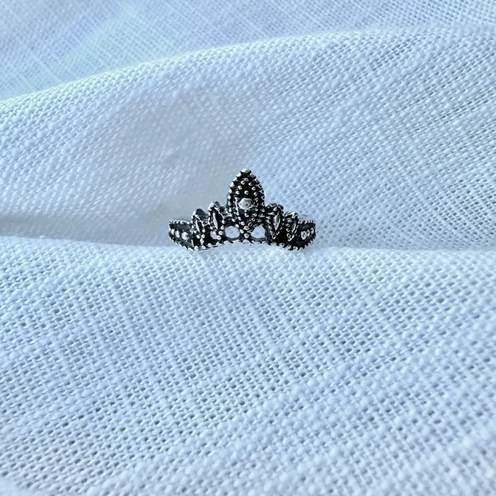 Detailed Tiara ring size 5.5